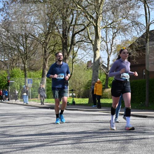12.04.2026 - 45. Internationalen Wilhelmsburger Insellauf J. Mangold http://msf.ph/oto/9469127 12.04.2026 11:13:48 Ziel 2527, 2526, 2726, 2410, 3330, 2486, 3202, 4548, 2404, 2404, 4982 meine-sportfotos.de