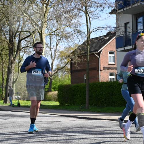 12.04.2026 - 45. Internationalen Wilhelmsburger Insellauf J. Mangold http://msf.ph/oto/9469143 12.04.2026 11:13:49 Ziel 2527, 2526, 2726, 2410, 3330, 2486, 3202, 4548, 2404, 4982 meine-sportfotos.de