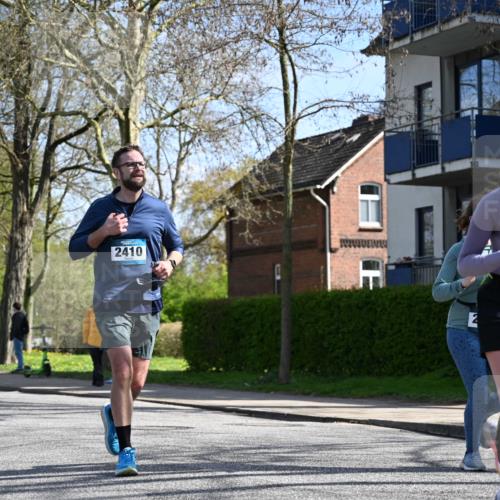 12.04.2026 - 45. Internationalen Wilhelmsburger Insellauf J. Mangold http://msf.ph/oto/9469146 12.04.2026 11:13:49 Ziel 2527, 2526, 2726, 2410, 3330, 2486, 3202, 4548, 2404, 4982 meine-sportfotos.de