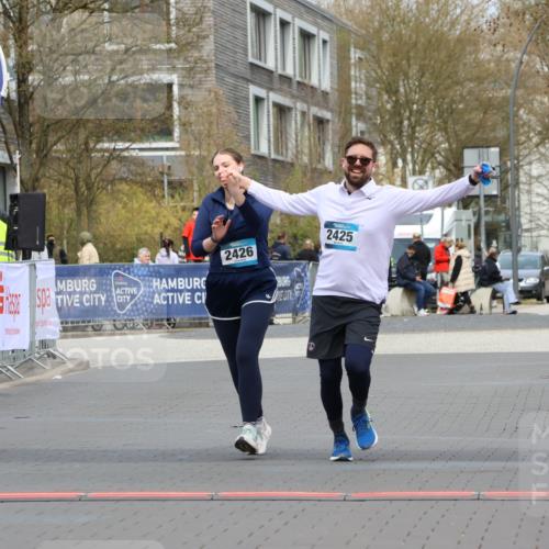 12.04.2026 - 45. Internationalen Wilhelmsburger Insellauf Strokosch-Dieckow http://msf.ph/oto/9469155 12.04.2026 13:43:21 Ziel 2425, 2426 meine-sportfotos.de