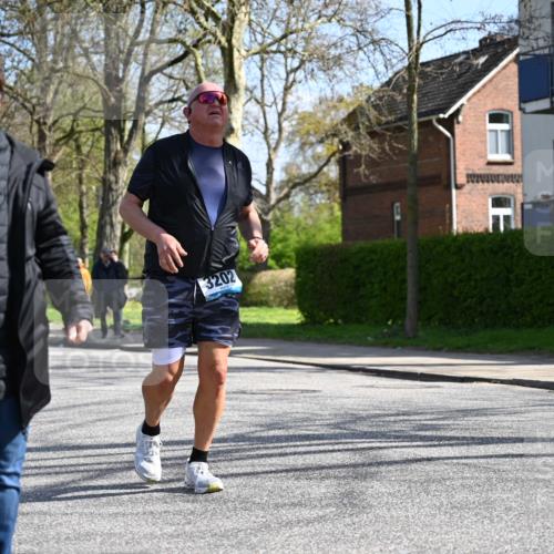 12.04.2026 - 45. Internationalen Wilhelmsburger Insellauf J. Mangold http://msf.ph/oto/9469161 12.04.2026 11:13:59 Ziel 2726, 2410, 3330, 2486, 3202, 4548, 2404, 4982, 3343, 2452, 3018, 2424 meine-sportfotos.de