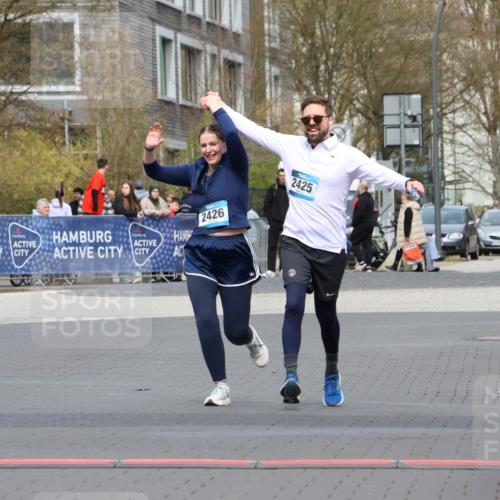 12.04.2026 - 45. Internationalen Wilhelmsburger Insellauf Strokosch-Dieckow http://msf.ph/oto/9469179 12.04.2026 13:43:20 Ziel 2425, 2426 meine-sportfotos.de