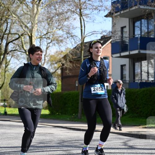 12.04.2026 - 45. Internationalen Wilhelmsburger Insellauf J. Mangold http://msf.ph/oto/9469204 12.04.2026 11:14:25 Ziel 2404, 4982, 3343, 2452, 3018, 2424, 2565, 3508, 2165 meine-sportfotos.de