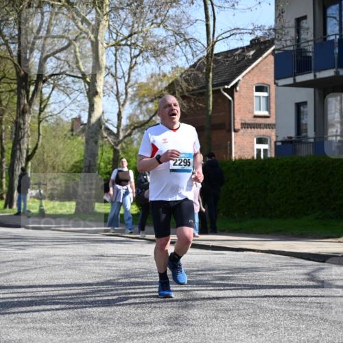 12.04.2026 - 45. Internationalen Wilhelmsburger Insellauf J. Mangold http://msf.ph/oto/9469293 12.04.2026 11:15:36 Ziel 2561, 2343, 2295, 2467, 2468, 2296 meine-sportfotos.de