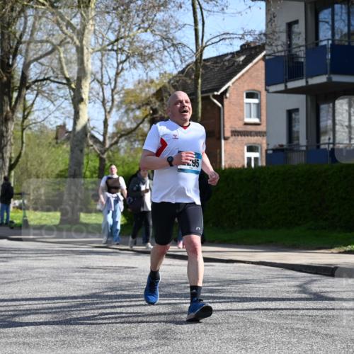 12.04.2026 - 45. Internationalen Wilhelmsburger Insellauf J. Mangold http://msf.ph/oto/9469295 12.04.2026 11:15:36 Ziel 2561, 2343, 2295, 2467, 2468, 2296 meine-sportfotos.de