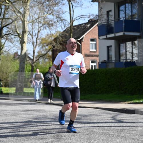 12.04.2026 - 45. Internationalen Wilhelmsburger Insellauf J. Mangold http://msf.ph/oto/9469299 12.04.2026 11:15:36 Ziel 2561, 2343, 2295, 2467, 2468, 2296 meine-sportfotos.de