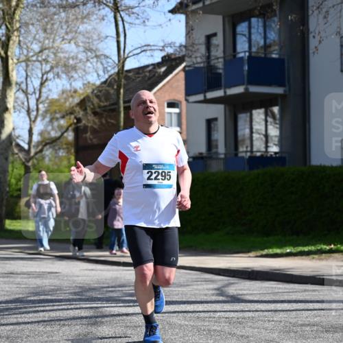 12.04.2026 - 45. Internationalen Wilhelmsburger Insellauf J. Mangold http://msf.ph/oto/9469304 12.04.2026 11:15:37 Ziel 2561, 2343, 2295, 2467, 2468, 2467, 2468, 2296 meine-sportfotos.de