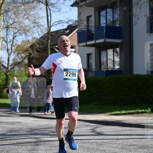 12.04.2026 - 45. Internationalen Wilhelmsburger Insellauf J. Mangold http://msf.ph/oto/9469306 12.04.2026 11:15:37 Ziel 2561, 2343, 2295, 2467, 2468, 2467, 2468, 2296 meine-sportfotos.de