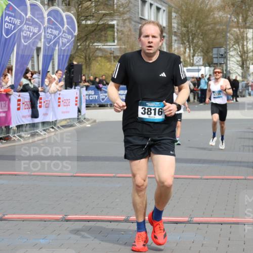 12.04.2026 - 45. Internationalen Wilhelmsburger Insellauf Strokosch-Dieckow http://msf.ph/oto/9469320 12.04.2026 12:49:53 Ziel 5566, 3816, 5335, 3612, 2403 meine-sportfotos.de