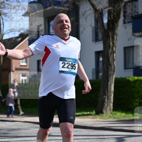 12.04.2026 - 45. Internationalen Wilhelmsburger Insellauf J. Mangold http://msf.ph/oto/9469322 12.04.2026 11:15:38 Ziel 2561, 2343, 2295, 2467, 2468, 2296 meine-sportfotos.de