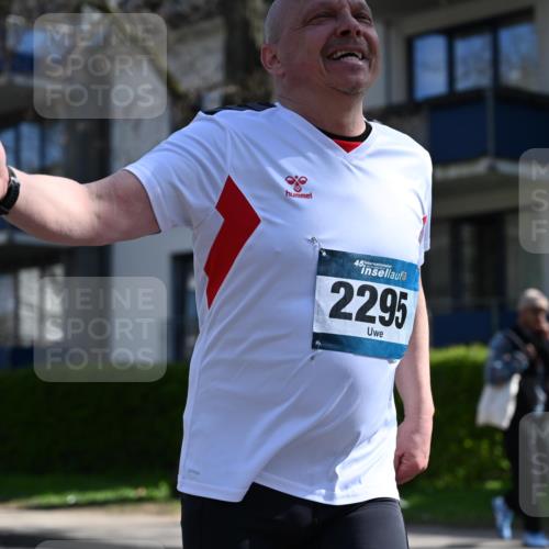 12.04.2026 - 45. Internationalen Wilhelmsburger Insellauf J. Mangold http://msf.ph/oto/9469332 12.04.2026 11:15:38 Ziel 2561, 2343, 2295, 2467, 2468, 2296 meine-sportfotos.de