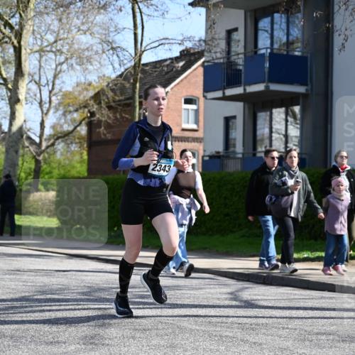 12.04.2026 - 45. Internationalen Wilhelmsburger Insellauf J. Mangold http://msf.ph/oto/9469336 12.04.2026 11:15:42 Ziel 2561, 2343, 2295, 2467, 2468, 2296 meine-sportfotos.de