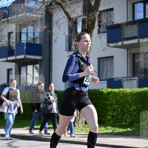 12.04.2026 - 45. Internationalen Wilhelmsburger Insellauf J. Mangold http://msf.ph/oto/9469350 12.04.2026 11:15:43 Ziel 2561, 2343, 2295, 2467, 2468, 2296, 4497 meine-sportfotos.de