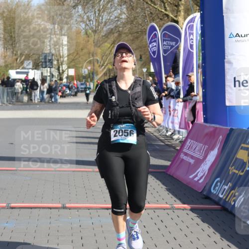 12.04.2026 - 45. Internationalen Wilhelmsburger Insellauf Strokosch-Dieckow http://msf.ph/oto/9469352 12.04.2026 11:23:01 Ziel 2056 meine-sportfotos.de