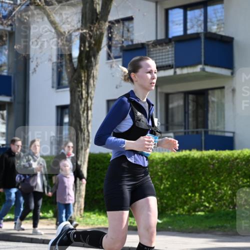 12.04.2026 - 45. Internationalen Wilhelmsburger Insellauf J. Mangold http://msf.ph/oto/9469353 12.04.2026 11:15:43 Ziel 2561, 2343, 2295, 2467, 2468, 2296, 4497 meine-sportfotos.de