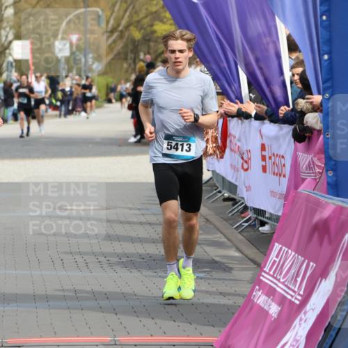 12.04.2026 - 45. Internationalen Wilhelmsburger Insellauf Strokosch-Dieckow http://msf.ph/oto/9469439 12.04.2026 12:50:20 Ziel 5527, 4505, 5146 meine-sportfotos.de