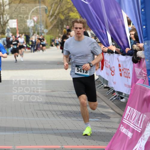 12.04.2026 - 45. Internationalen Wilhelmsburger Insellauf Strokosch-Dieckow http://msf.ph/oto/9469458 12.04.2026 12:50:21 Ziel 5527, 4505, 5146 meine-sportfotos.de