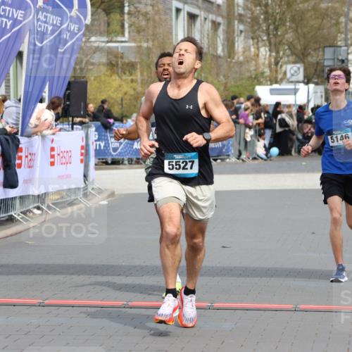 12.04.2026 - 45. Internationalen Wilhelmsburger Insellauf Strokosch-Dieckow http://msf.ph/oto/9469479 12.04.2026 12:50:22 Ziel 5527, 4505, 5146 meine-sportfotos.de