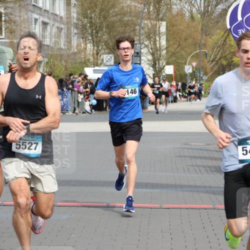 12.04.2026 - 45. Internationalen Wilhelmsburger Insellauf Strokosch-Dieckow http://msf.ph/oto/9469499 12.04.2026 12:50:23 Ziel 5527, 4505, 5146 meine-sportfotos.de