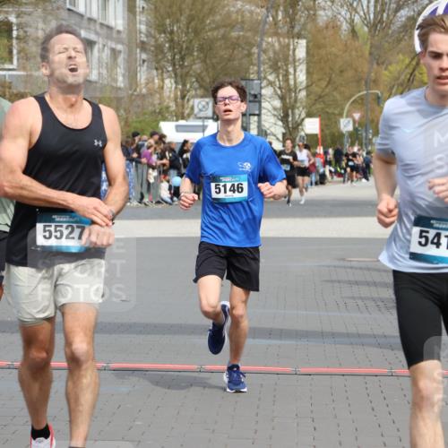 12.04.2026 - 45. Internationalen Wilhelmsburger Insellauf Strokosch-Dieckow http://msf.ph/oto/9469527 12.04.2026 12:50:24 Ziel 5527, 4505, 5146 meine-sportfotos.de