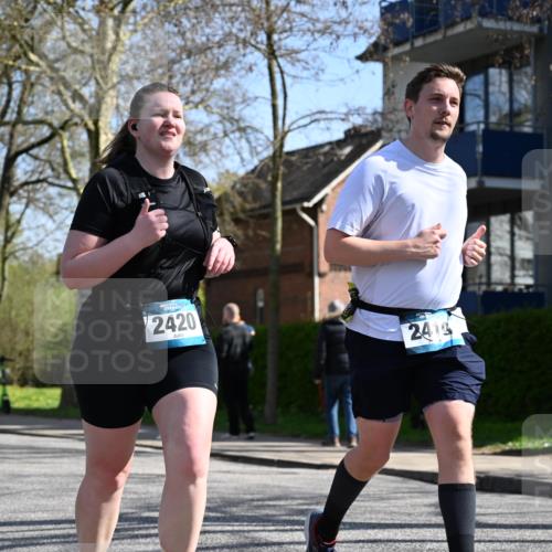 12.04.2026 - 45. Internationalen Wilhelmsburger Insellauf J. Mangold http://msf.ph/oto/9469543 12.04.2026 11:17:31 Ziel 4136, 2419, 2420, 2312, 2241, 5309, 3944, 3398, 2807, 4191, 4786, 4786, 3435, 2240, 5700, 4902, 4918 meine-sportfotos.de
