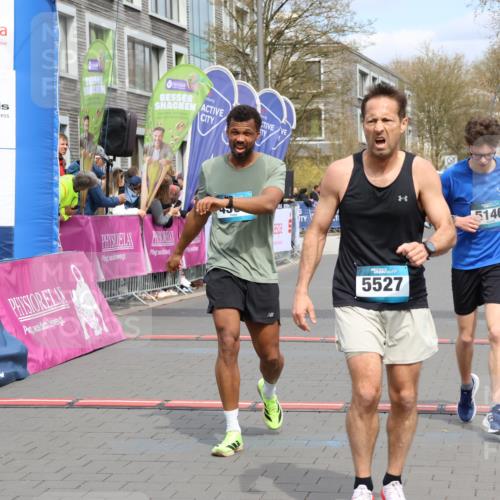 12.04.2026 - 45. Internationalen Wilhelmsburger Insellauf Strokosch-Dieckow http://msf.ph/oto/9469570 12.04.2026 12:50:25 Ziel 5527, 4505, 5146 meine-sportfotos.de