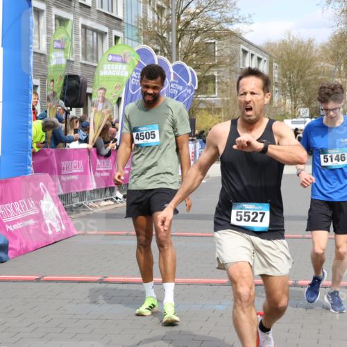 12.04.2026 - 45. Internationalen Wilhelmsburger Insellauf Strokosch-Dieckow http://msf.ph/oto/9469606 12.04.2026 12:50:25 Ziel 5527, 4505, 5146 meine-sportfotos.de