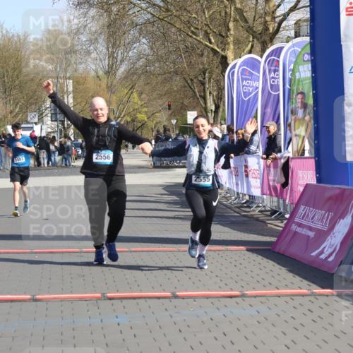 12.04.2026 - 45. Internationalen Wilhelmsburger Insellauf Strokosch-Dieckow http://msf.ph/oto/9469625 12.04.2026 11:23:56 Ziel 2556, 2555, 5583 meine-sportfotos.de