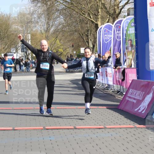 12.04.2026 - 45. Internationalen Wilhelmsburger Insellauf Strokosch-Dieckow http://msf.ph/oto/9469630 12.04.2026 11:23:56 Ziel 2556, 2555, 5583 meine-sportfotos.de