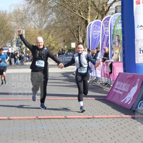 12.04.2026 - 45. Internationalen Wilhelmsburger Insellauf Strokosch-Dieckow http://msf.ph/oto/9469647 12.04.2026 11:23:56 Ziel 2556, 2555, 5583 meine-sportfotos.de
