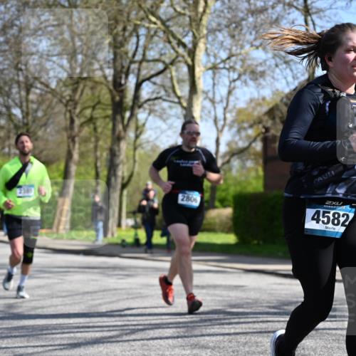 12.04.2026 - 45. Internationalen Wilhelmsburger Insellauf J. Mangold http://msf.ph/oto/9469666 12.04.2026 11:18:19 Ziel 2806, 4582, 4586, 2385, 3633, 3096, 3421, 2322, 4148, 4147, 3104, 4151 meine-sportfotos.de