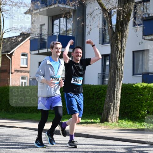 12.04.2026 - 45. Internationalen Wilhelmsburger Insellauf J. Mangold http://msf.ph/oto/9469788 12.04.2026 11:18:39 Ziel 4582, 4586, 2385, 3633, 3096, 3421, 2322, 4148, 4147, 3104, 4151, 2960, 2471 meine-sportfotos.de