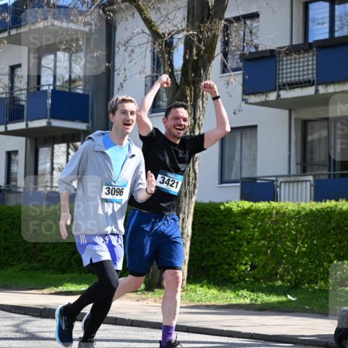 12.04.2026 - 45. Internationalen Wilhelmsburger Insellauf J. Mangold http://msf.ph/oto/9469795 12.04.2026 11:18:40 Ziel 2385, 3633, 3096, 3421, 2322, 4148, 4147, 3104, 4151, 2960, 2471 meine-sportfotos.de