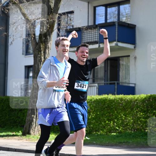 12.04.2026 - 45. Internationalen Wilhelmsburger Insellauf J. Mangold http://msf.ph/oto/9469802 12.04.2026 11:18:40 Ziel 2385, 3633, 3096, 3421, 2322, 4148, 4147, 3104, 4151, 2960, 2471 meine-sportfotos.de