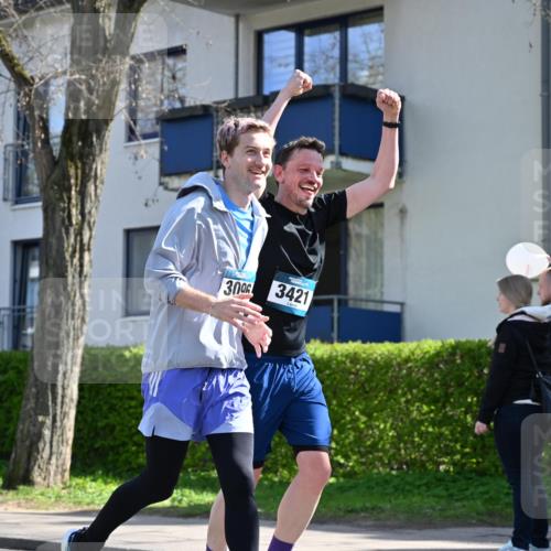 12.04.2026 - 45. Internationalen Wilhelmsburger Insellauf J. Mangold http://msf.ph/oto/9469805 12.04.2026 11:18:40 Ziel 2385, 3633, 3096, 3421, 2322, 4148, 4147, 3104, 4151, 2960, 2471 meine-sportfotos.de