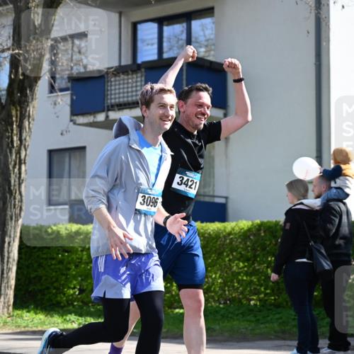 12.04.2026 - 45. Internationalen Wilhelmsburger Insellauf J. Mangold http://msf.ph/oto/9469806 12.04.2026 11:18:40 Ziel 2385, 3633, 3096, 3421, 2322, 4148, 4147, 3104, 4151, 2960, 2471 meine-sportfotos.de