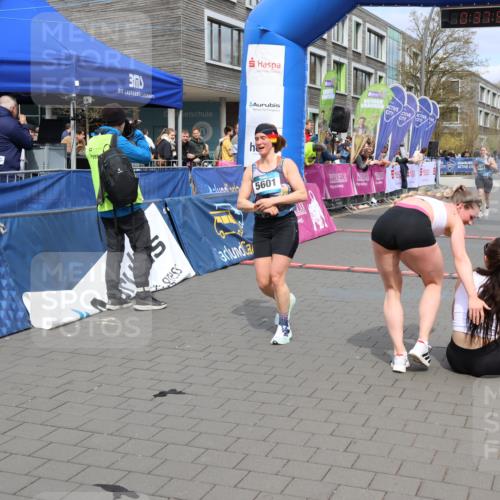 12.04.2026 - 45. Internationalen Wilhelmsburger Insellauf Strokosch-Dieckow http://msf.ph/oto/9469825 12.04.2026 12:50:51 Ziel 5601, 5659, 5678 meine-sportfotos.de