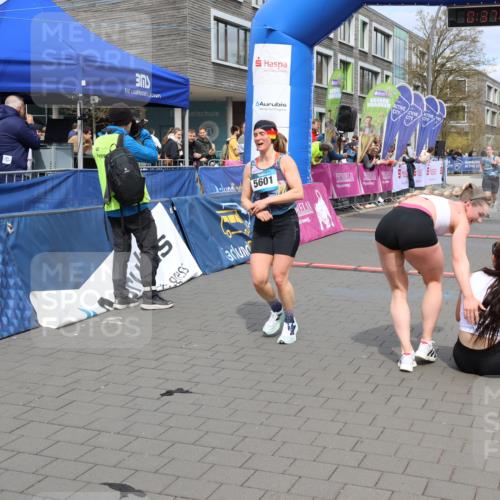 12.04.2026 - 45. Internationalen Wilhelmsburger Insellauf Strokosch-Dieckow http://msf.ph/oto/9469839 12.04.2026 12:50:51 Ziel 5601, 5659, 5678 meine-sportfotos.de