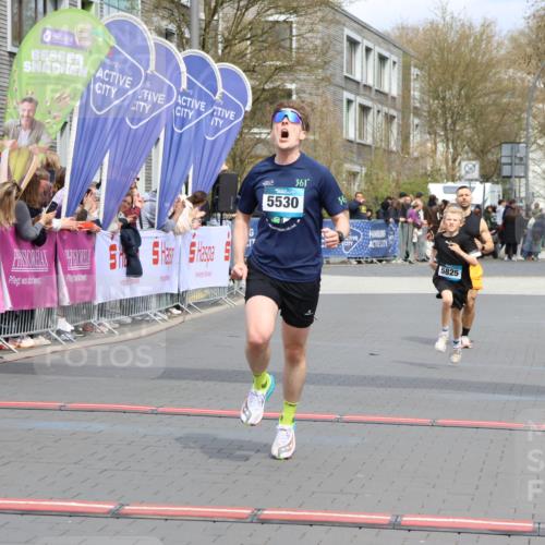 12.04.2026 - 45. Internationalen Wilhelmsburger Insellauf Strokosch-Dieckow http://msf.ph/oto/9469917 12.04.2026 12:51:15 Ziel 5530, 5825, 5411 meine-sportfotos.de