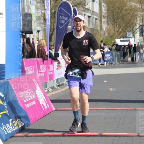 12.04.2026 - 45. Internationalen Wilhelmsburger Insellauf Strokosch-Dieckow http://msf.ph/oto/9469922 12.04.2026 11:24:49 Ziel 4450, 3719, 3690 meine-sportfotos.de