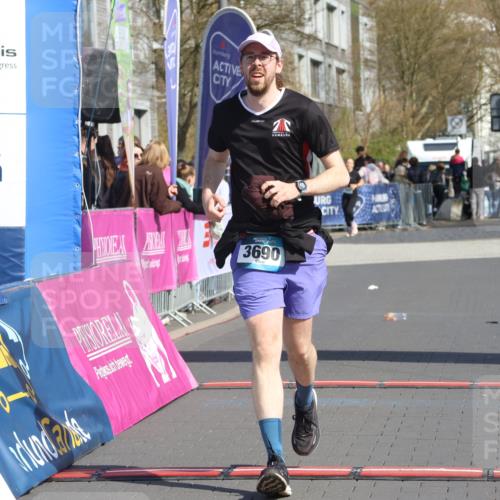 12.04.2026 - 45. Internationalen Wilhelmsburger Insellauf Strokosch-Dieckow http://msf.ph/oto/9469954 12.04.2026 11:24:49 Ziel 4450, 3719, 3690 meine-sportfotos.de