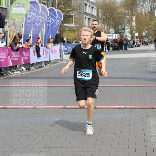 12.04.2026 - 45. Internationalen Wilhelmsburger Insellauf Strokosch-Dieckow http://msf.ph/oto/9470048 12.04.2026 12:51:19 Ziel 5530, 5825, 5411 meine-sportfotos.de