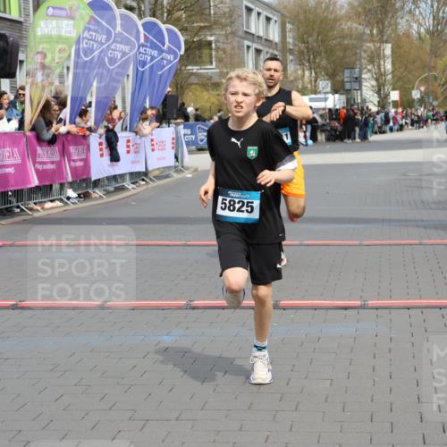 12.04.2026 - 45. Internationalen Wilhelmsburger Insellauf Strokosch-Dieckow http://msf.ph/oto/9470063 12.04.2026 12:51:19 Ziel 5530, 5825, 5411 meine-sportfotos.de