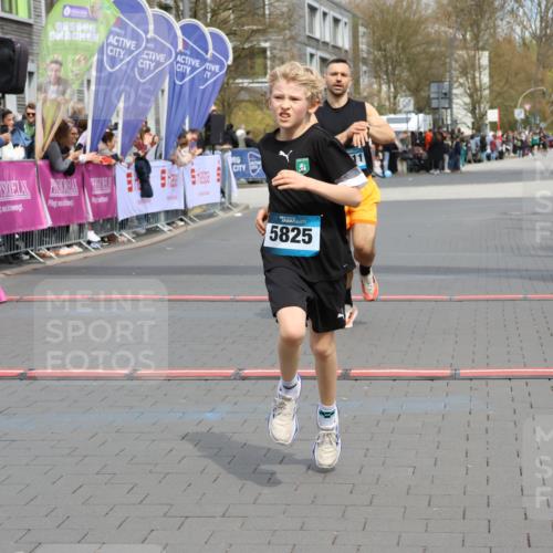 12.04.2026 - 45. Internationalen Wilhelmsburger Insellauf Strokosch-Dieckow http://msf.ph/oto/9470077 12.04.2026 12:51:19 Ziel 5530, 5825, 5411 meine-sportfotos.de