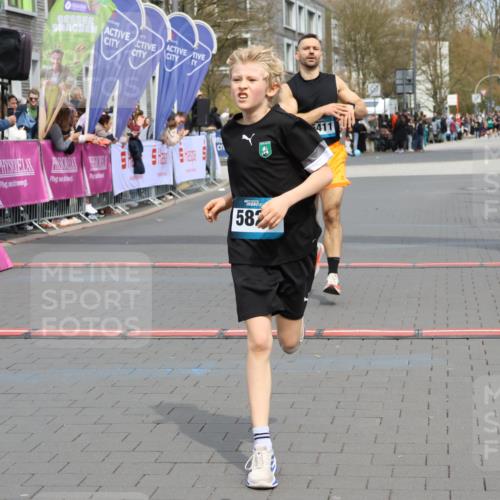 12.04.2026 - 45. Internationalen Wilhelmsburger Insellauf Strokosch-Dieckow http://msf.ph/oto/9470105 12.04.2026 12:51:19 Ziel 5530, 5825, 5411 meine-sportfotos.de