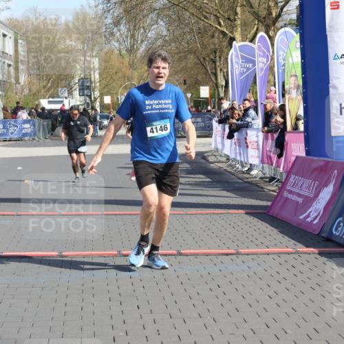 12.04.2026 - 45. Internationalen Wilhelmsburger Insellauf Strokosch-Dieckow http://msf.ph/oto/9470263 12.04.2026 11:25:34 Ziel 4146, 4519, 5559 meine-sportfotos.de