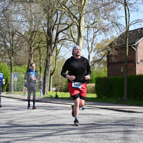 12.04.2026 - 45. Internationalen Wilhelmsburger Insellauf J. Mangold http://msf.ph/oto/9470286 12.04.2026 11:19:47 Ziel 2581, 2788, 4614, 2318, 4058, 3707, 4446, 4165, 3707, 4446, 4165 meine-sportfotos.de