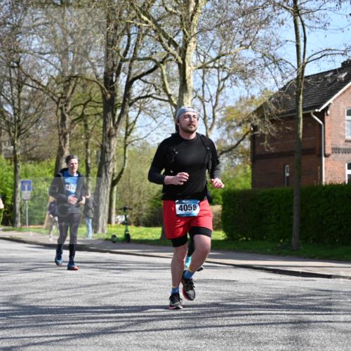 12.04.2026 - 45. Internationalen Wilhelmsburger Insellauf J. Mangold http://msf.ph/oto/9470288 12.04.2026 11:19:47 Ziel 2581, 2788, 4614, 2318, 4058, 3707, 4446, 4165, 3707, 4446, 4165 meine-sportfotos.de