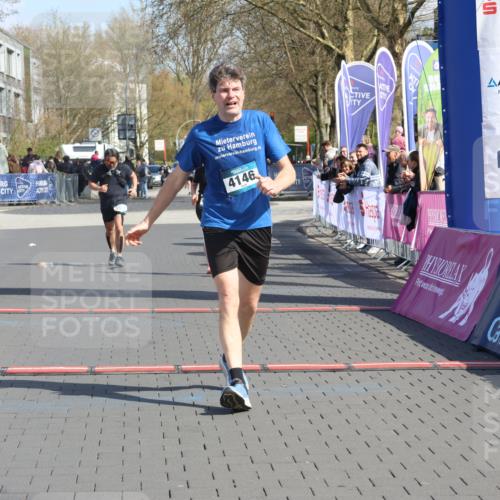 12.04.2026 - 45. Internationalen Wilhelmsburger Insellauf Strokosch-Dieckow http://msf.ph/oto/9470299 12.04.2026 11:25:34 Ziel 4146, 4519, 5559 meine-sportfotos.de