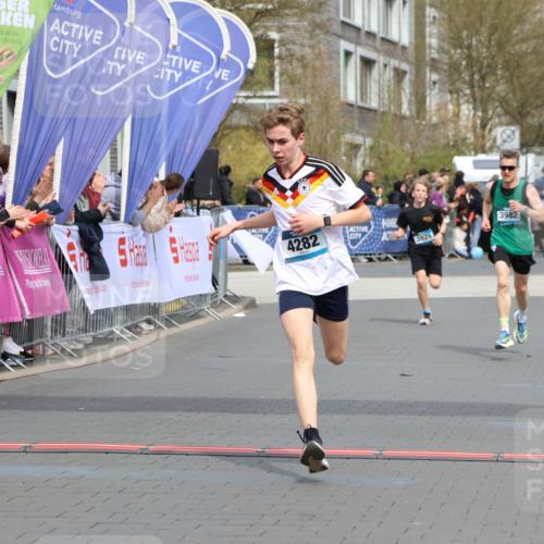 12.04.2026 - 45. Internationalen Wilhelmsburger Insellauf Strokosch-Dieckow http://msf.ph/oto/9470319 12.04.2026 12:51:37 Ziel 4282, 3982, 3925 meine-sportfotos.de